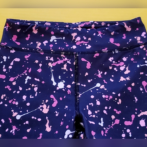 Little Girl's Active Short Sleeve Shirt & Ankle-Length Leggings Outfit - Picture 6 of 7